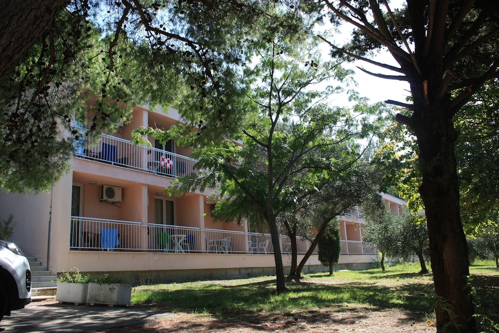 BRZET HOTEL OMIS 6/50