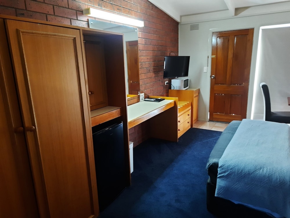 THE ABBOTSWOOD MOTOR INN 11/36
