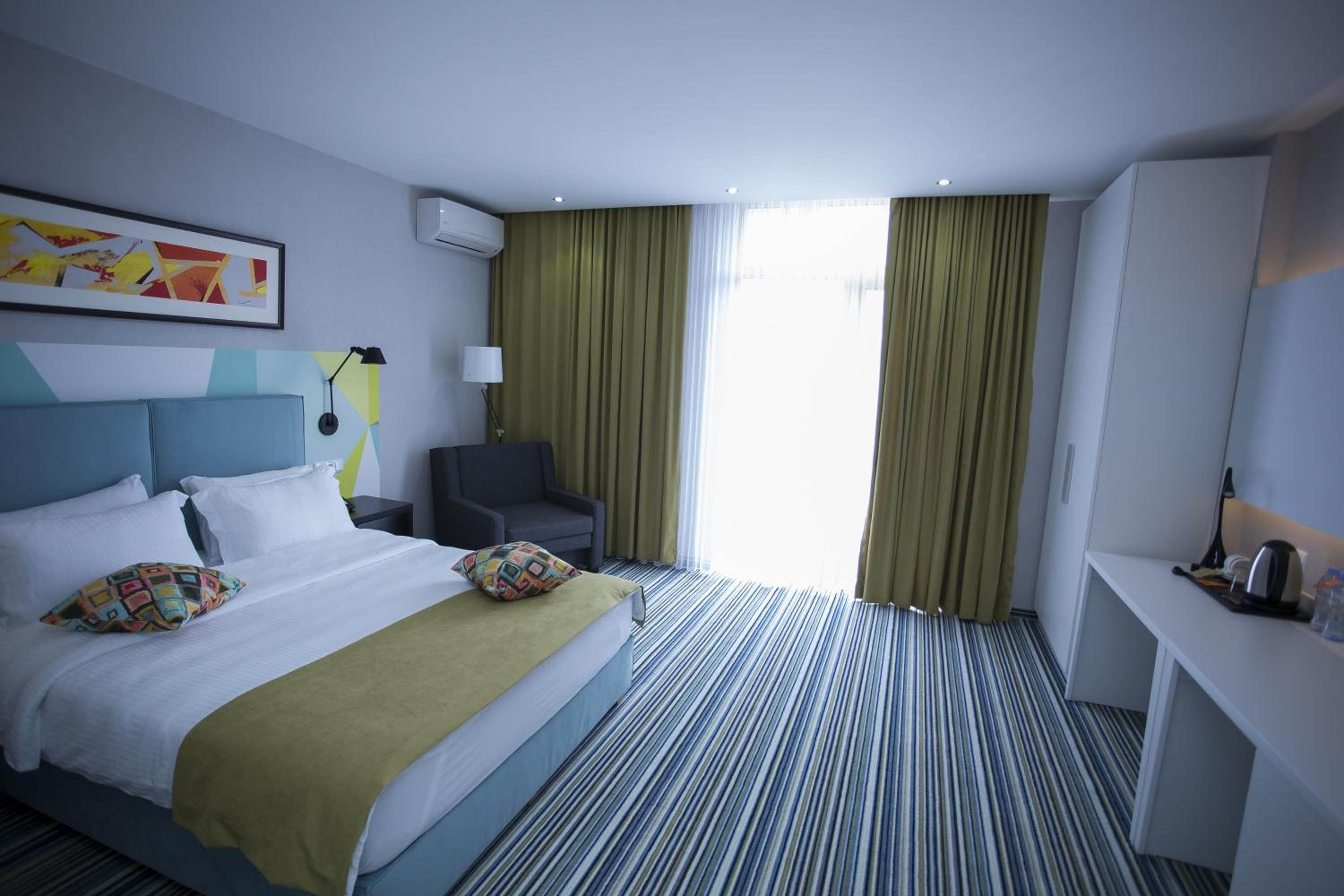 غرفة ديلوكس ثلاثية بإطلالة على البحر، Tangerine Apart Hotel Batumi 3/10
