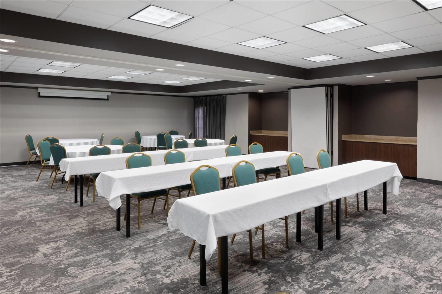 La Quinta Inn & Suites by Wyndham Houston Bush IAH South 34/46