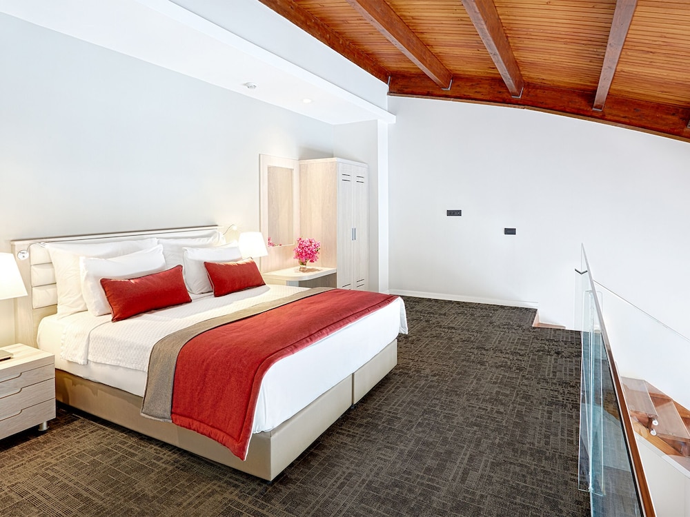 1 BEDROOM, DUPLEX