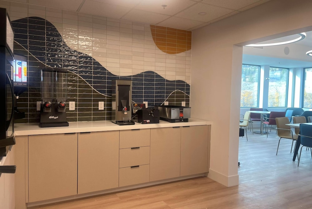 La Quinta Inn & Suites by Wyndham Kelowna BC 9/51