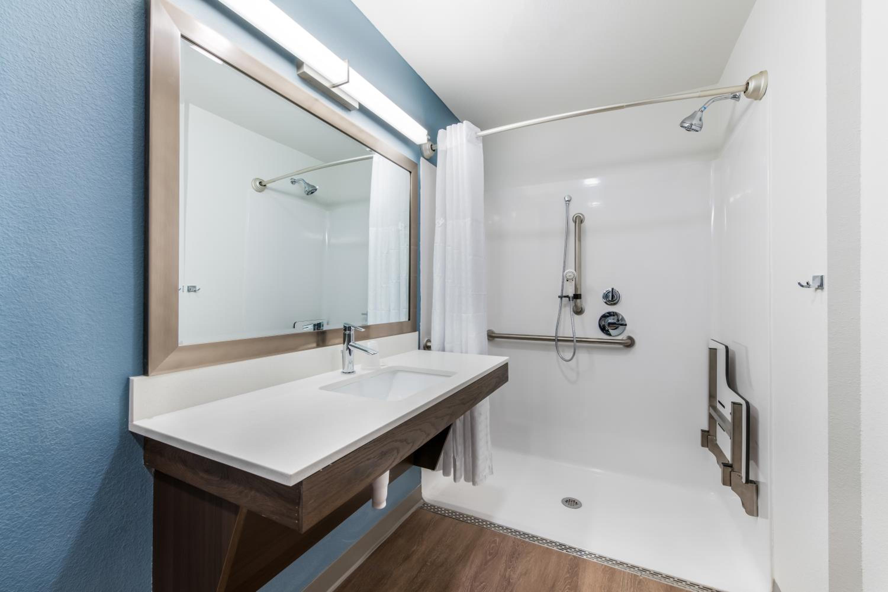 غرفة بسرير كوين لذوي الإعاقة، WoodSpring Suites Charlotte - University Research Park 4/4