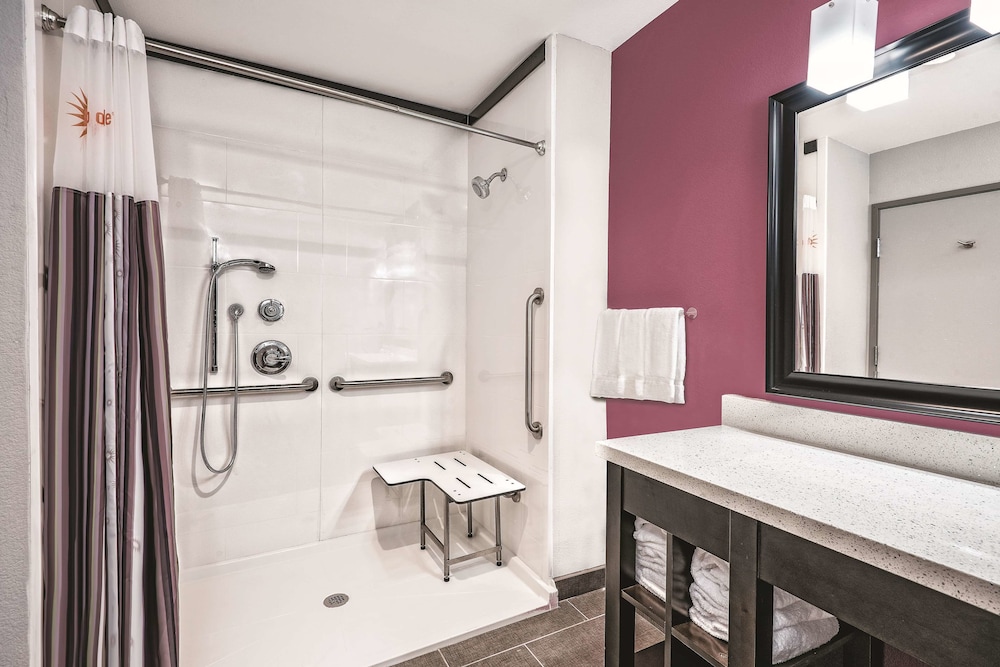 La Quinta Inn & Suites by Wyndham Dallas Grand Prairie North 12/42