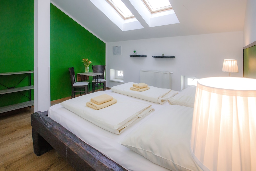 ROOM, DOUBLE BED, SHARED BATHROOM