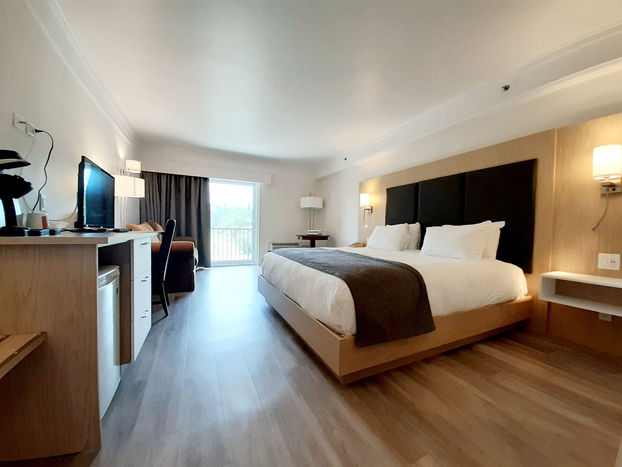 SUPERIOR, KING BED, MOUNTAIN SIDE, SOFA