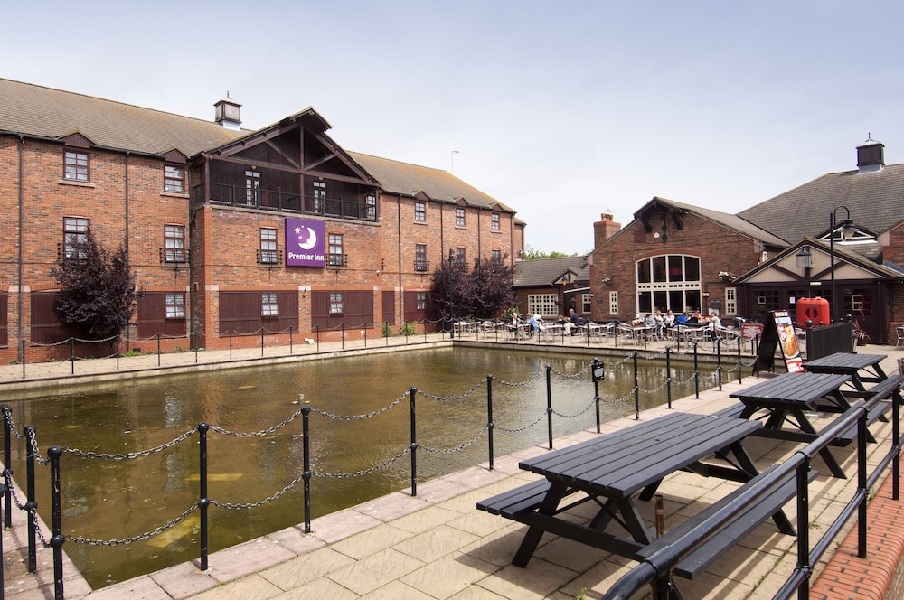 Premier Inn Milton Keynes South West (Furzton Lake) 28/31