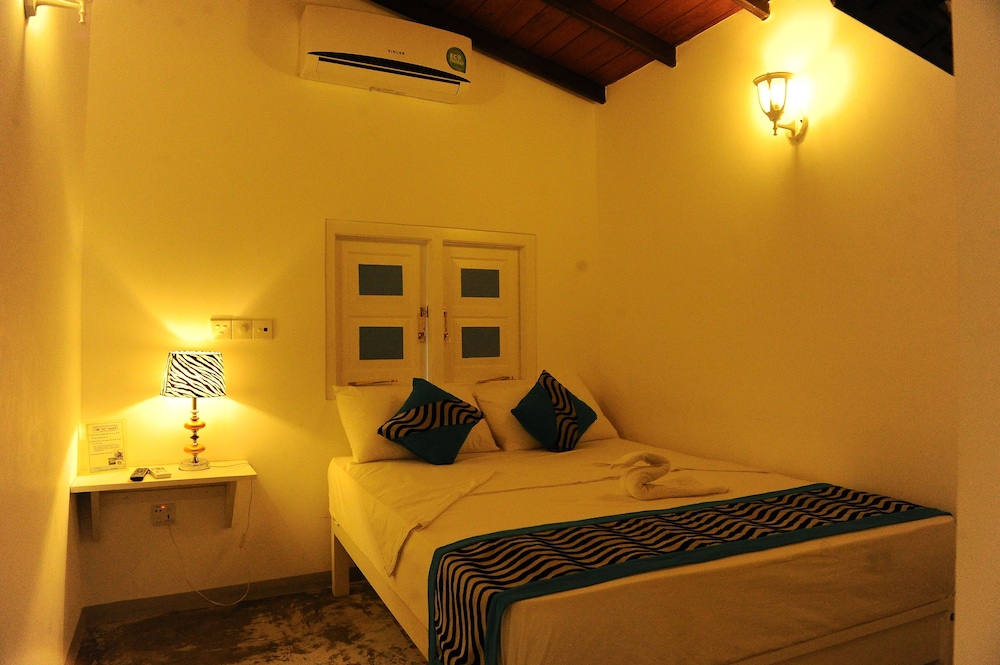STANDARD, QUEEN BED, CITY VIEW