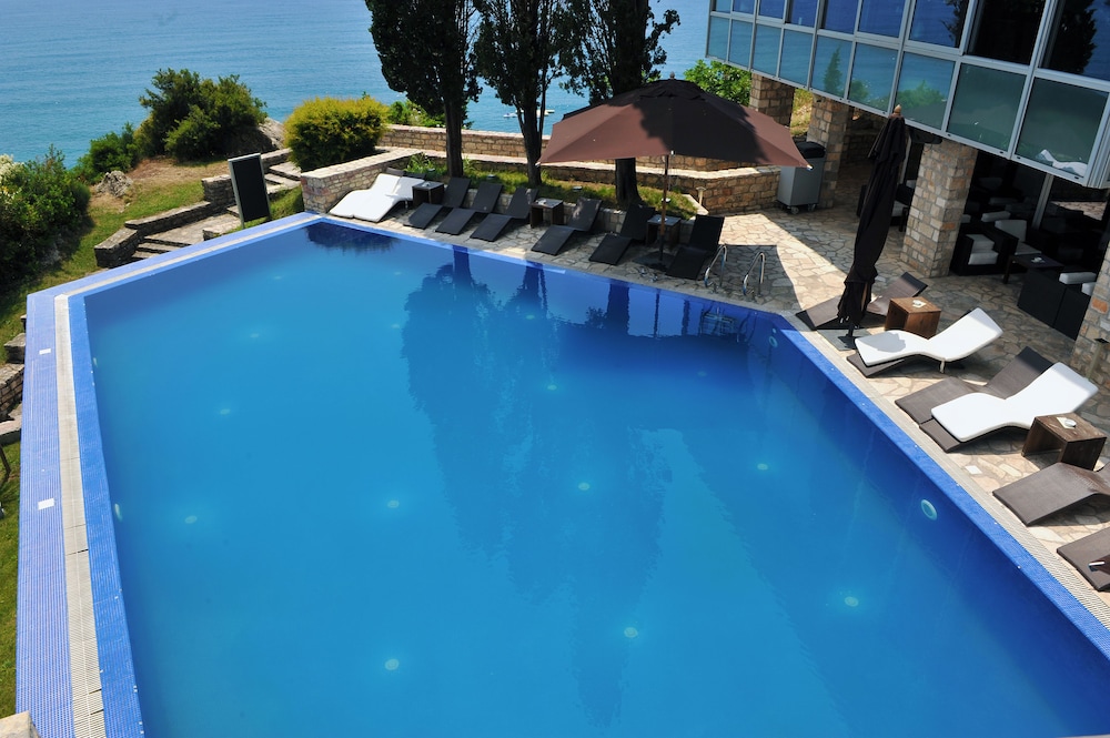 Avala Resort and Villas 25/50