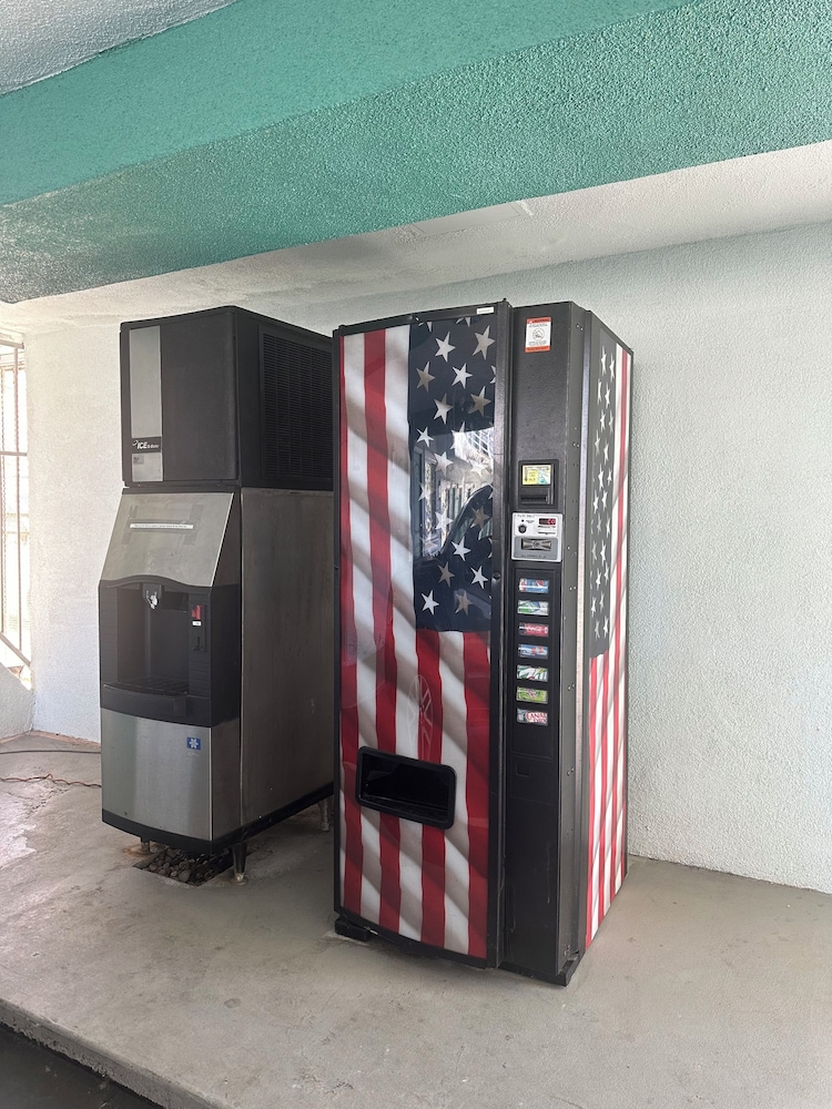 Super 8 by Wyndham Oceanside Downtown 45/50