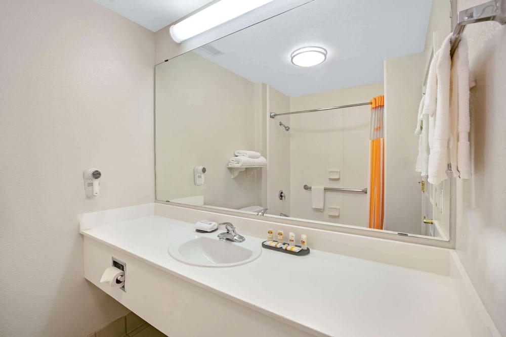 La Quinta Inn & Suites by Wyndham DFW Airport South / Irving 21/52