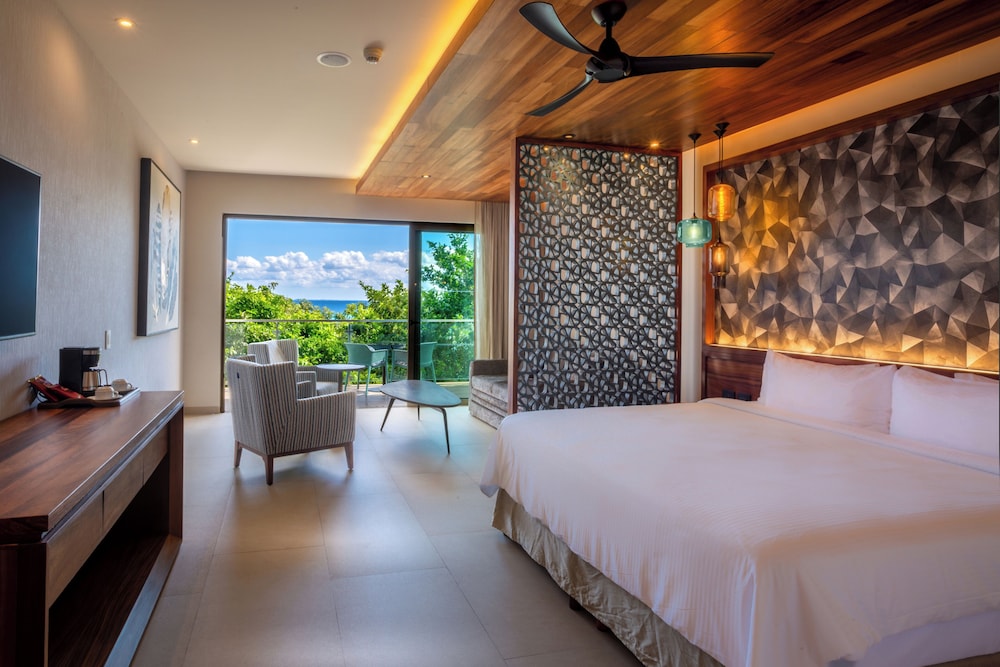 Platinum, Junior Suite, King Bed, Ocean Front