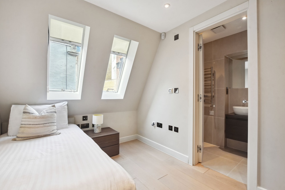 Room at Buckingham Palace Residences by Aeria Apartments, LONDON