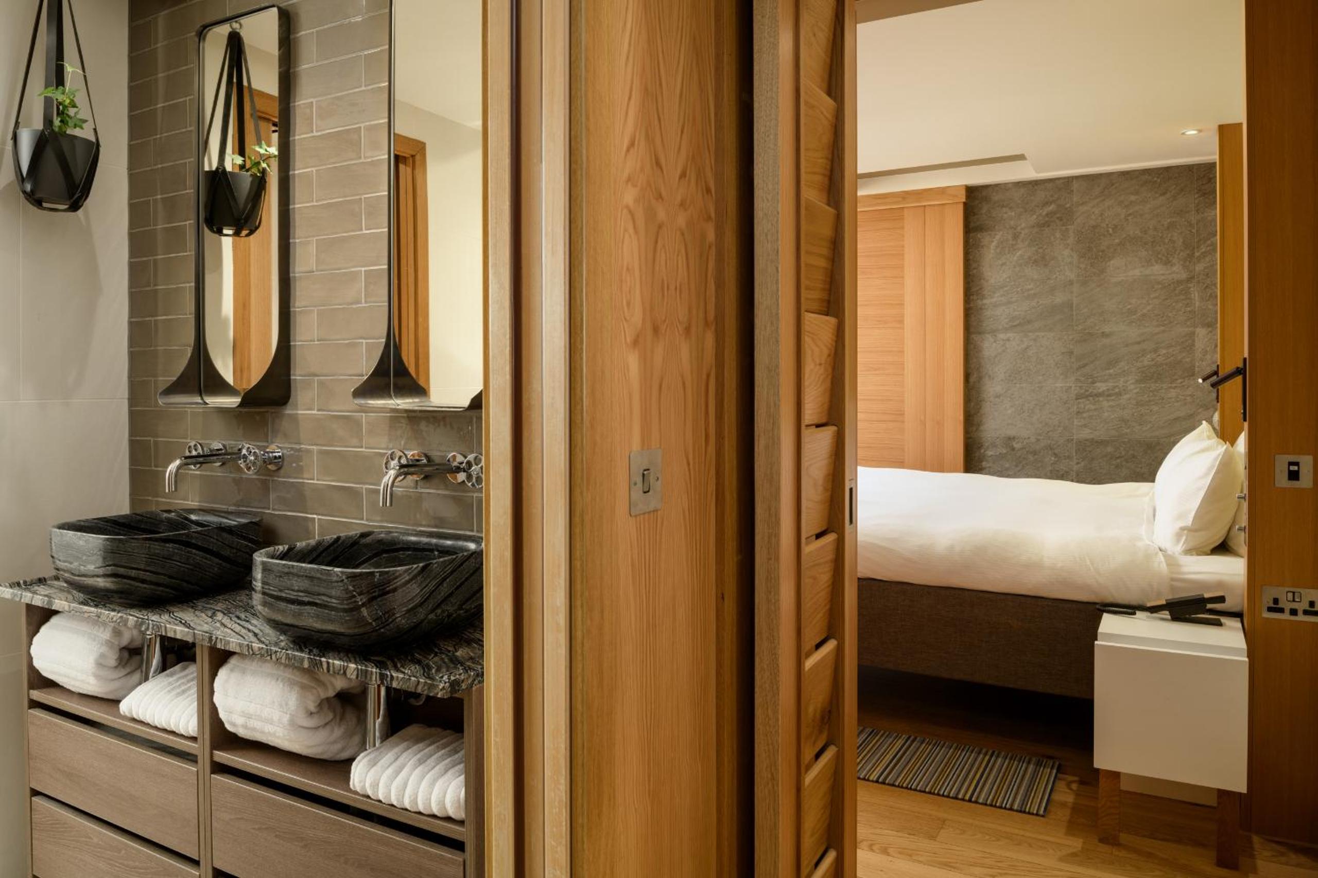 Roomy, Double Bed, Bathtub