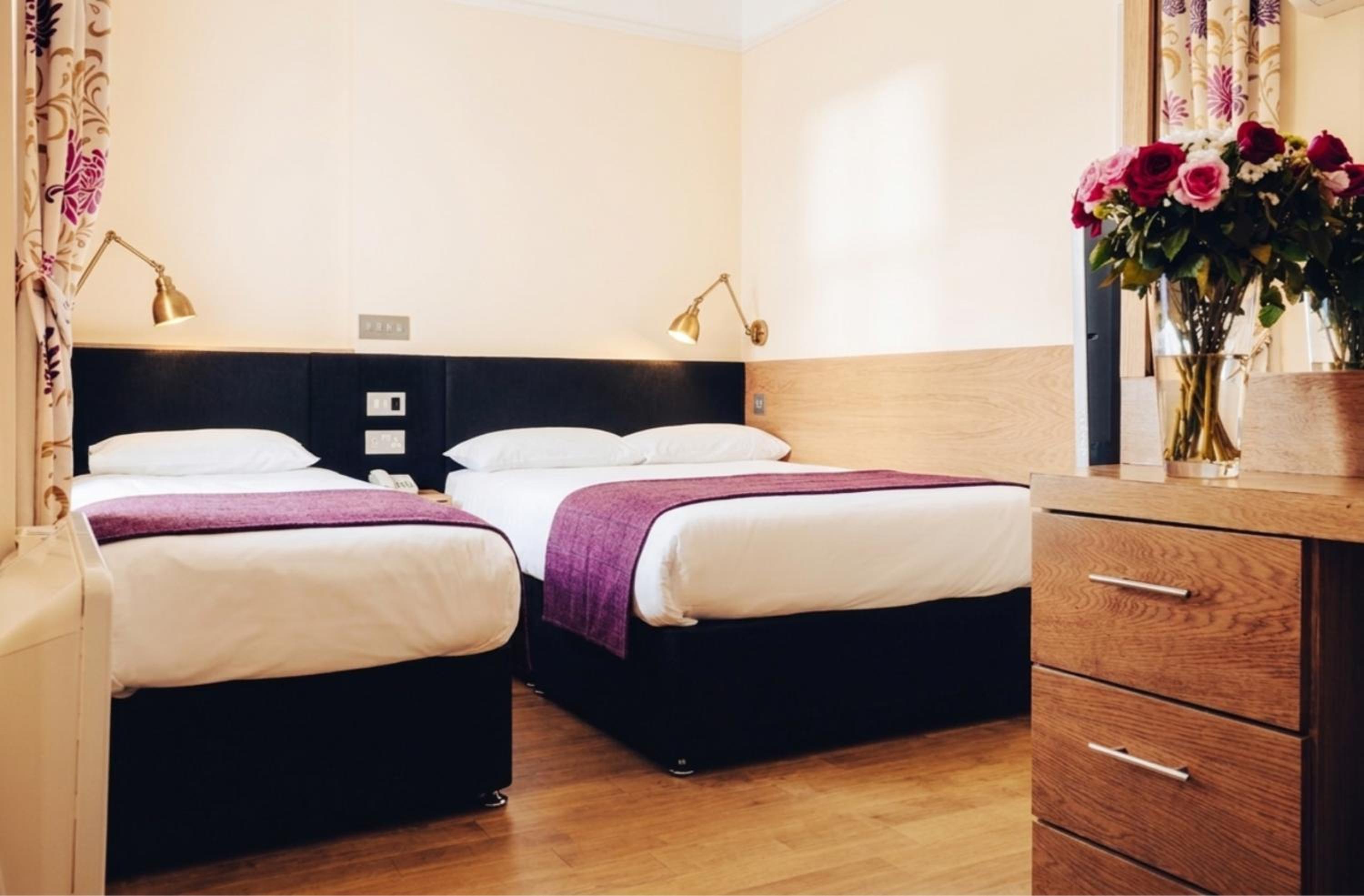 Room, Quadruple