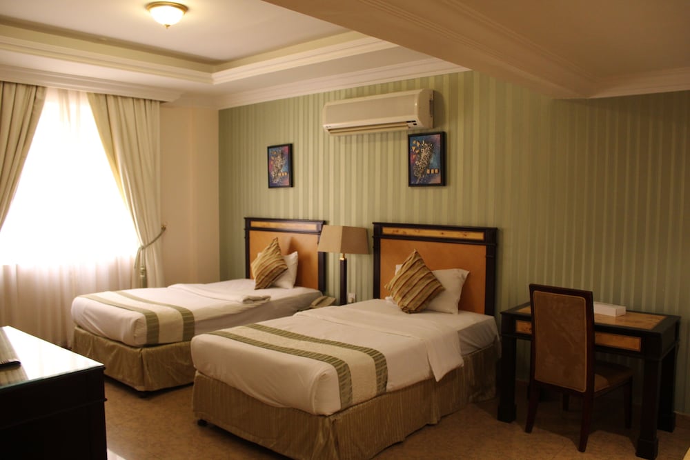 Garden Hotel 12/49