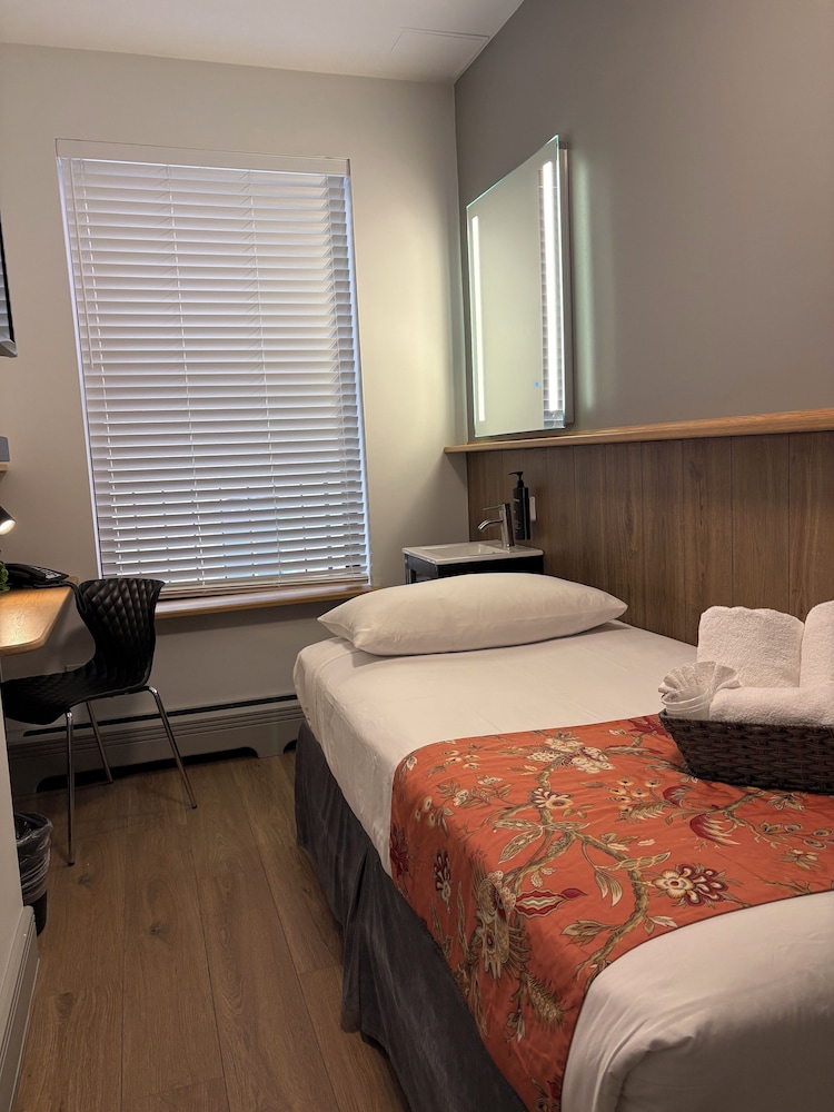 ROOM, SINGLE, SHARED BATHROOM