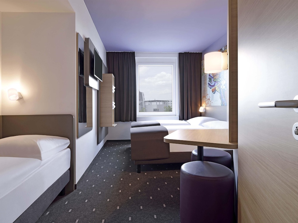ROOM, TRIPLE, 1 DOUBLE AND 1 SINGLE BED