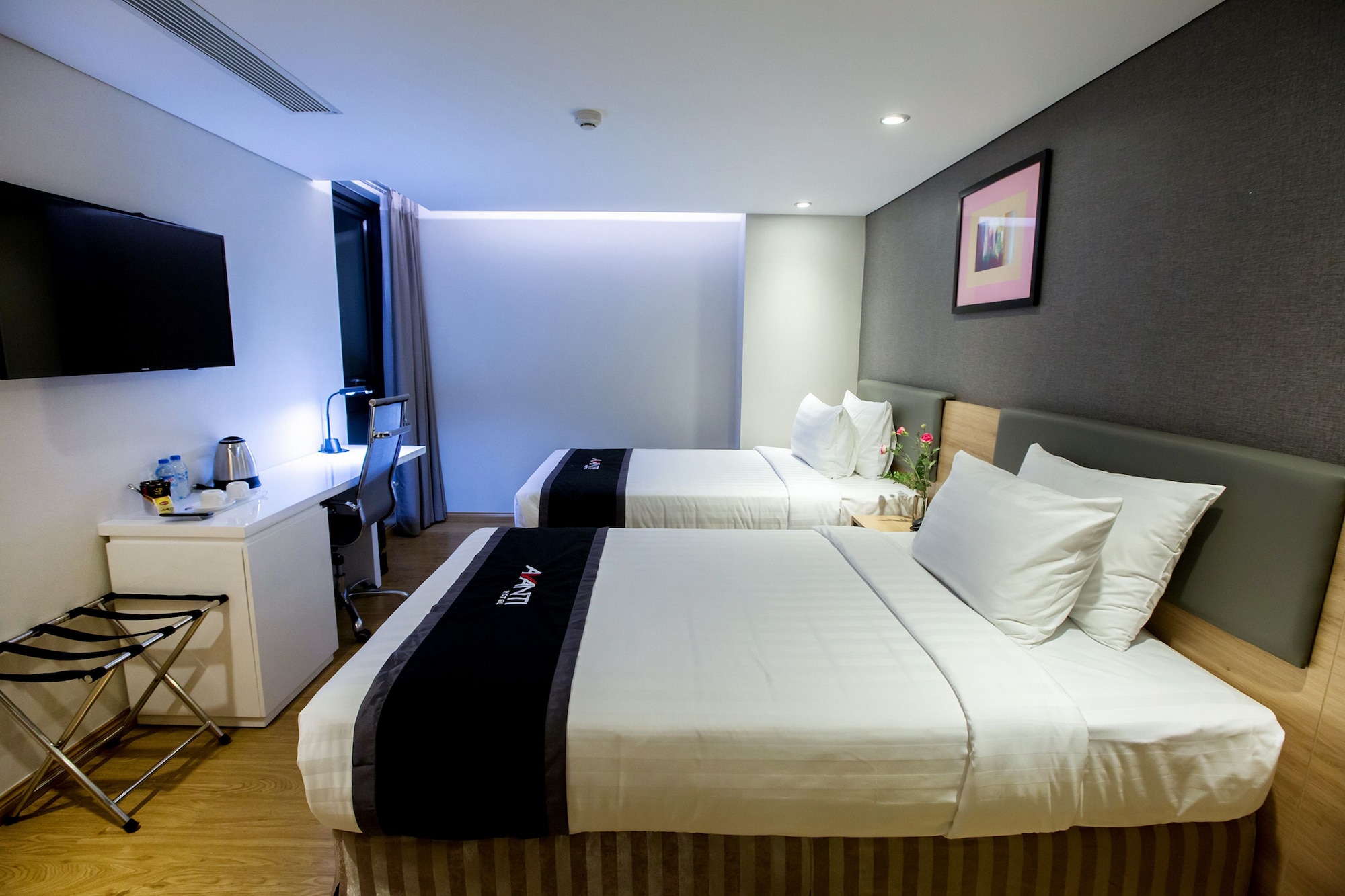 SUPERIOR, TWIN BEDS, NO WINDOW