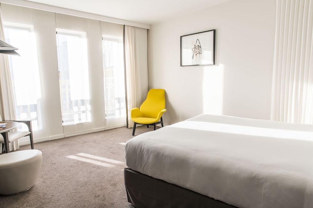 DELUXE, KING BED, POOL VIEW