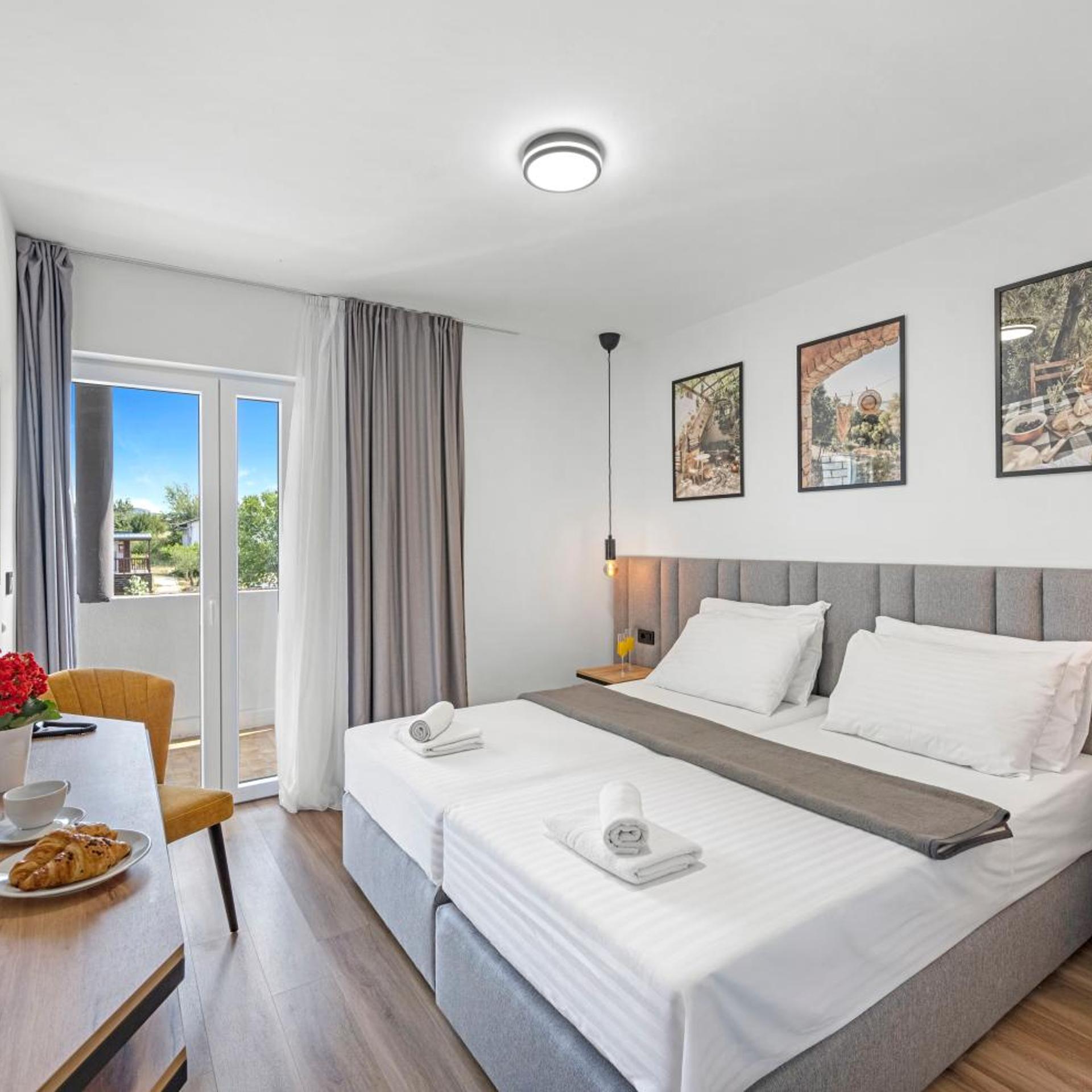 غرفة ديلوكس بسرير مزدوج بإطلالة على البحر بشرفة، Hotel Miran Pirovac 2/10