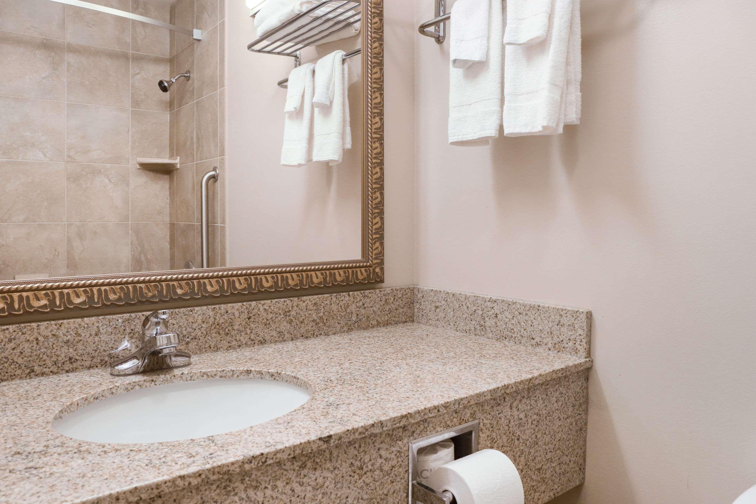 غرفة رباعية بسريرين مزدوجين، Econo Lodge Darien Lakes 6/6