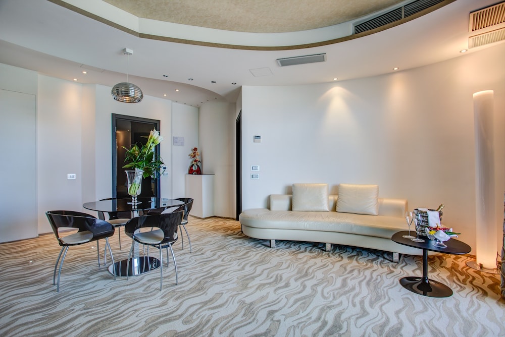 Hotel Premier & Suites 35/60