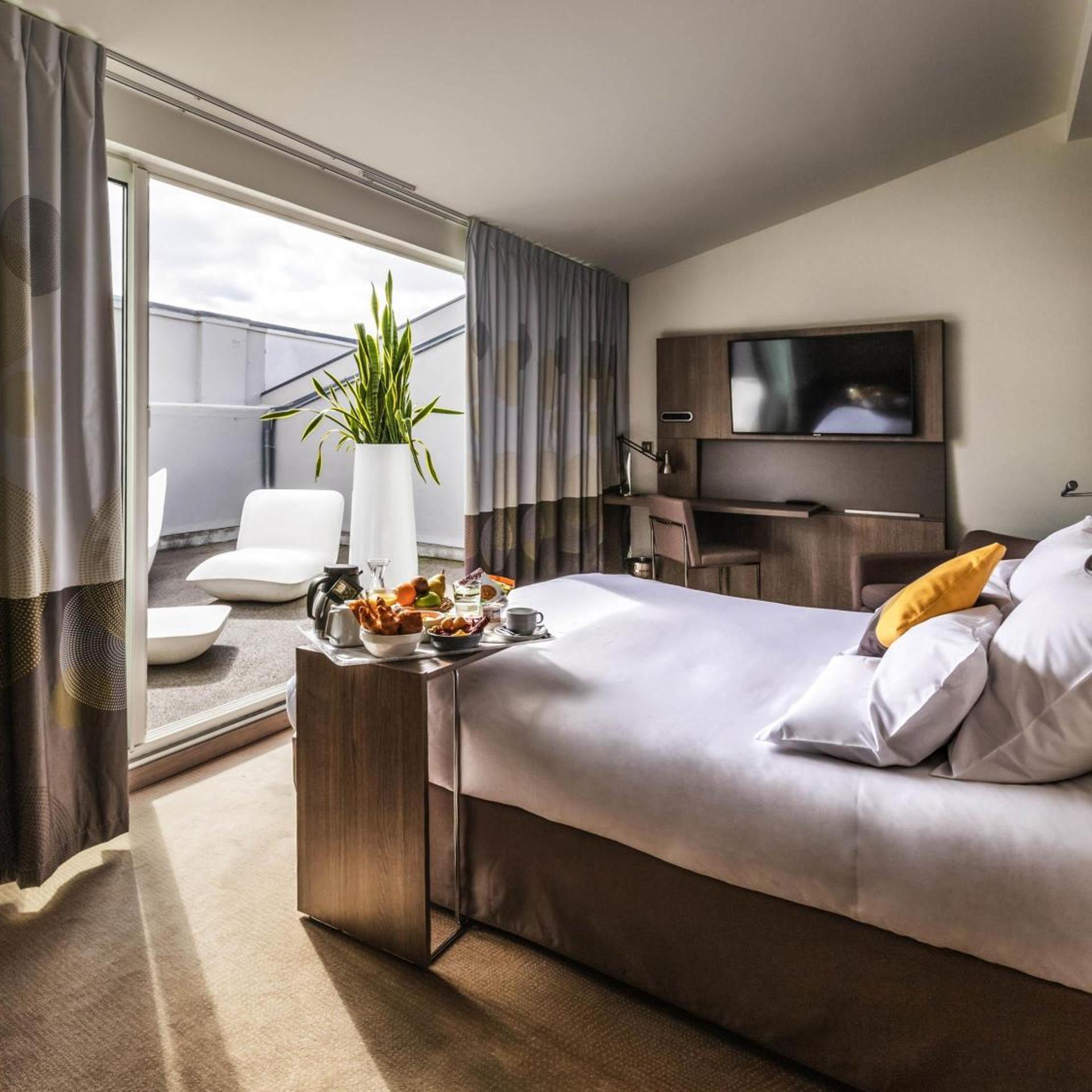 SUPERIOR, SUITE, KING BED, SOFA