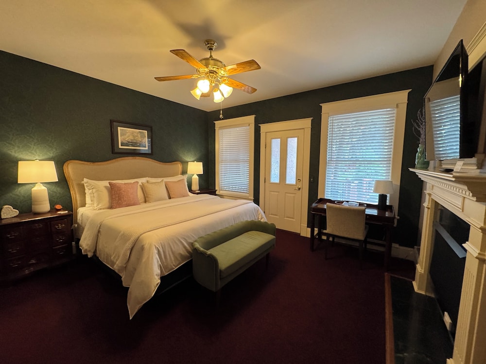 Nightingale, King Bed