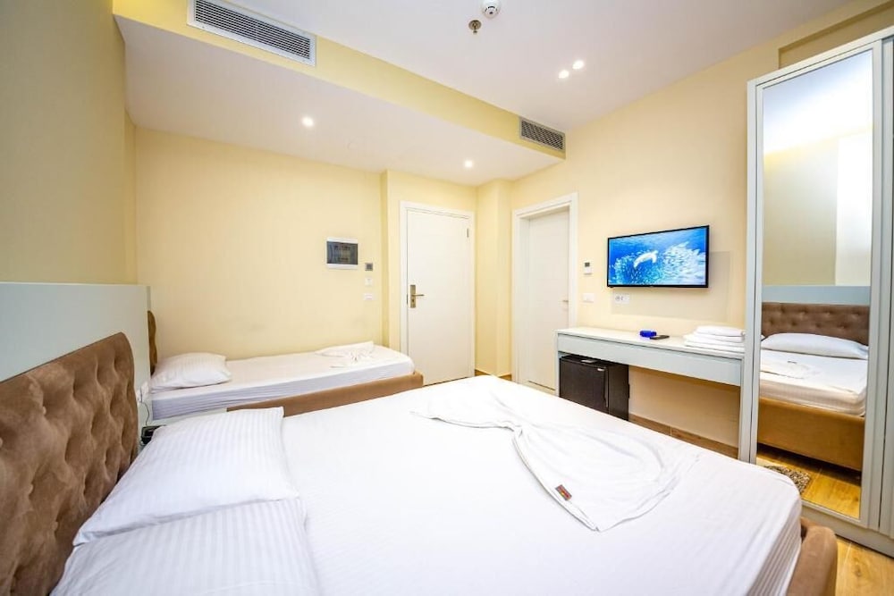 ROOM, TRIPLE, 1 QUEEN AND 1 SINGLE BED