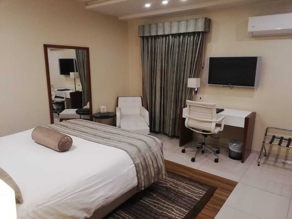 Avari Xpress Faisalabad 26/60