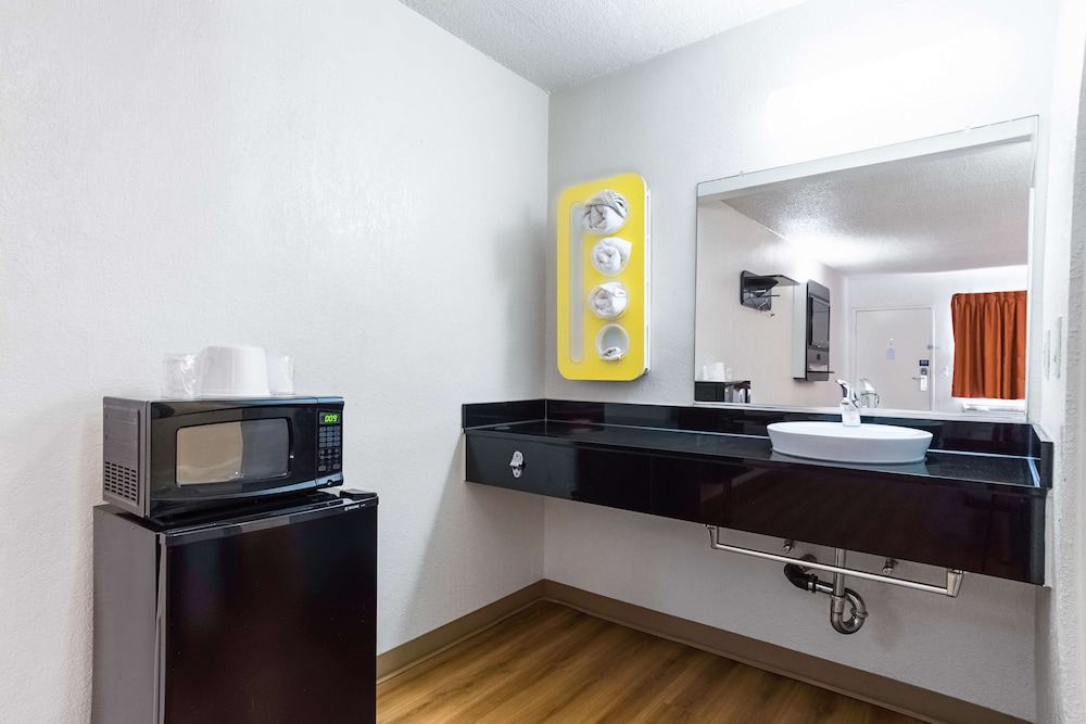 Motel6 Long Beach, CA - International City 6/38