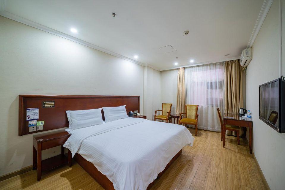 SUPERIOR, QUEEN BED