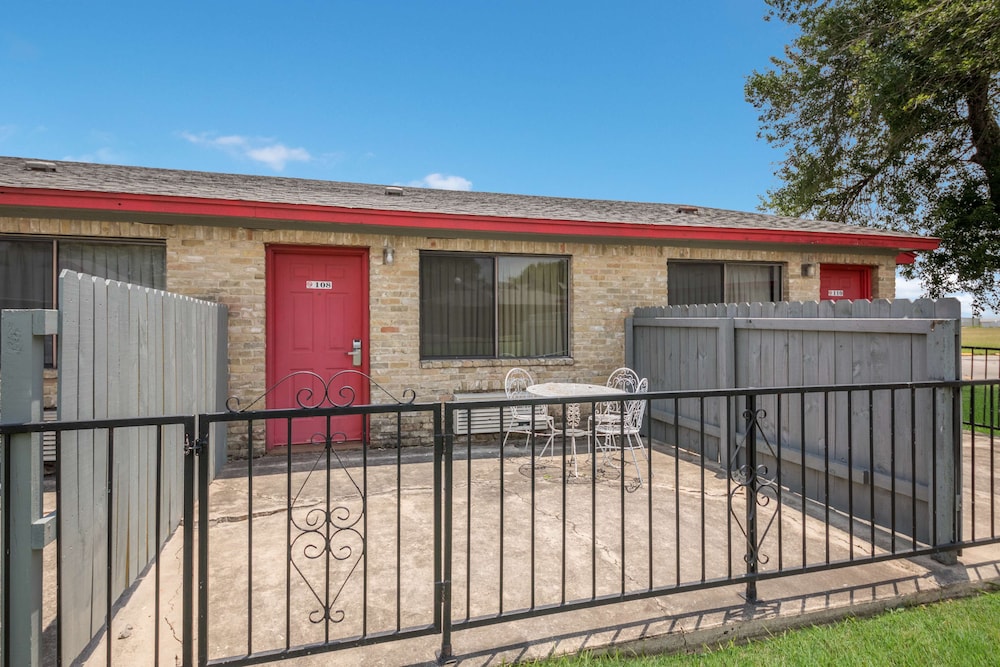 Americas Best Value Inn Lockhart TX (ex OYO Hotel) 2/40