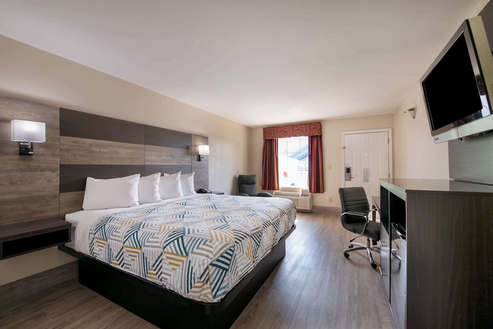 DELUXE, KING BED