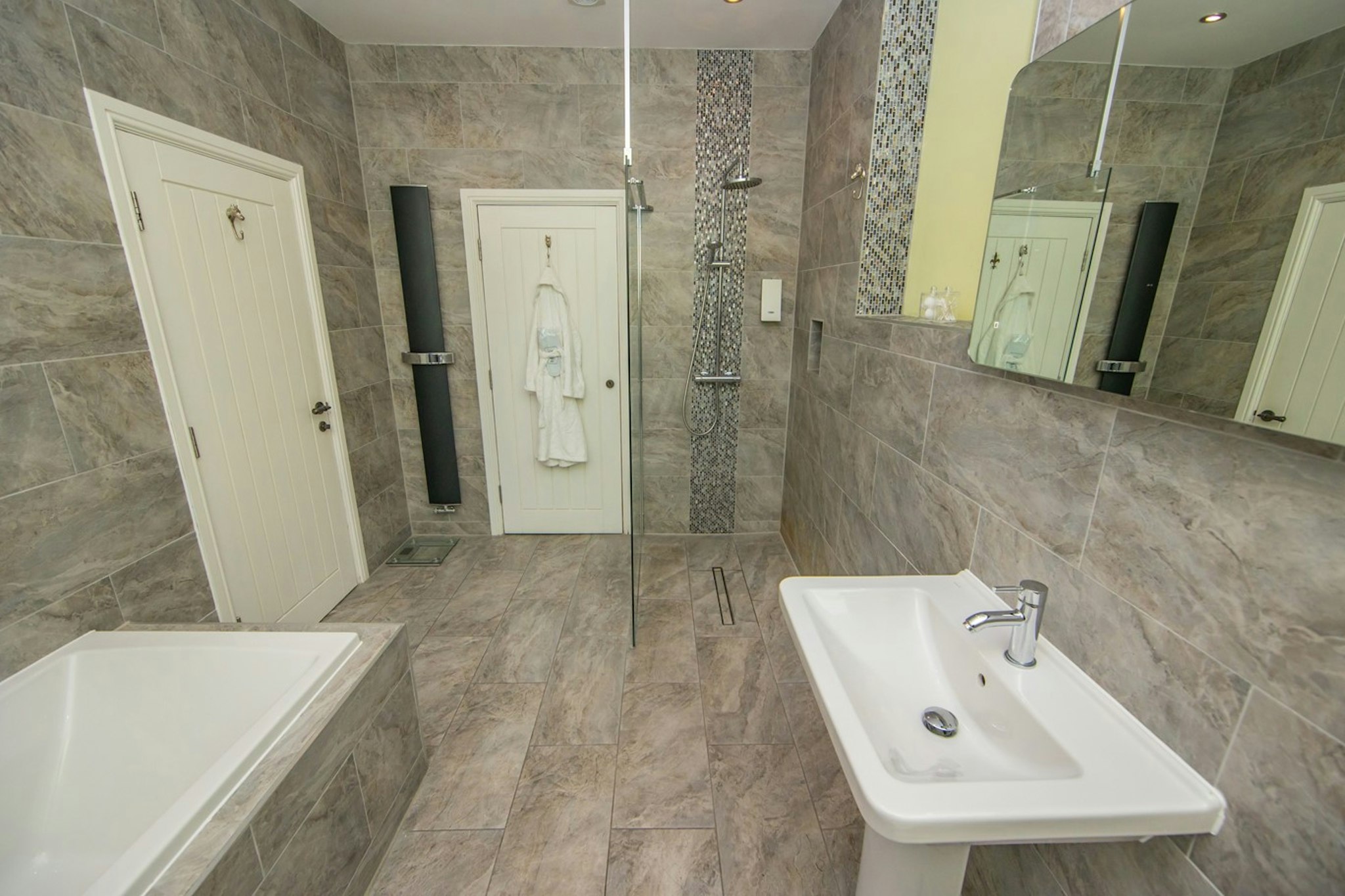 Rogerthorpe Manor Hotel 21/22