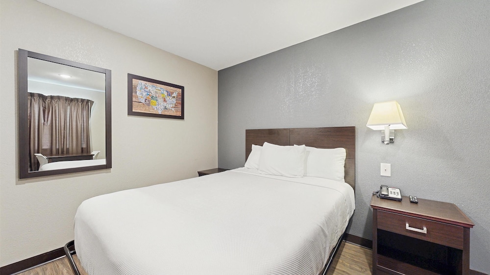 غرفة بسرير كينج، Red Lion Inn & Suites Olathe Kansas City 3/9
