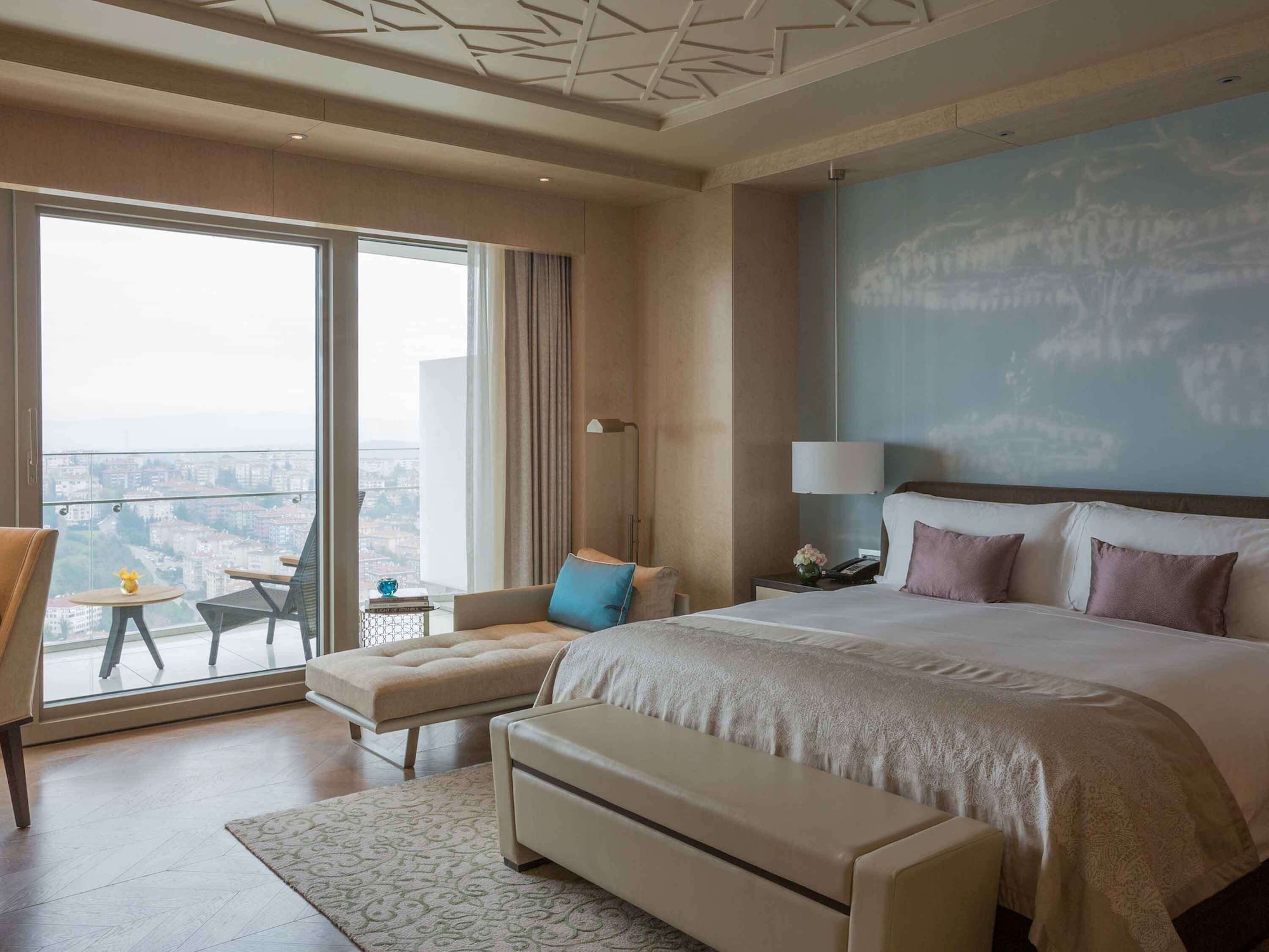 PREMIER, KING BED, CORNER