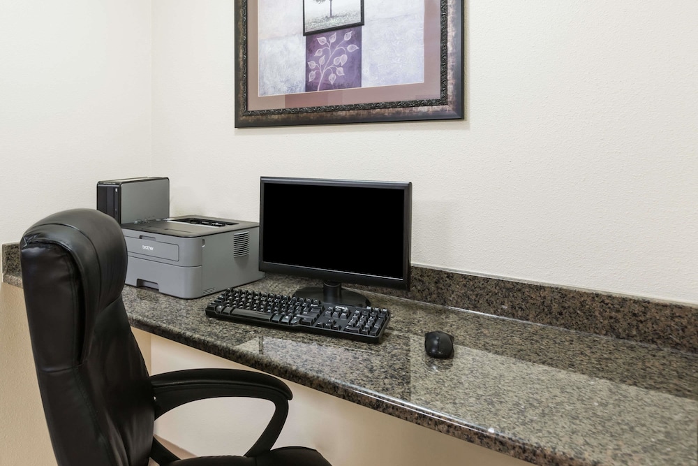 Days Inn & Suites By Wyndham Des Moines Airport 35/40