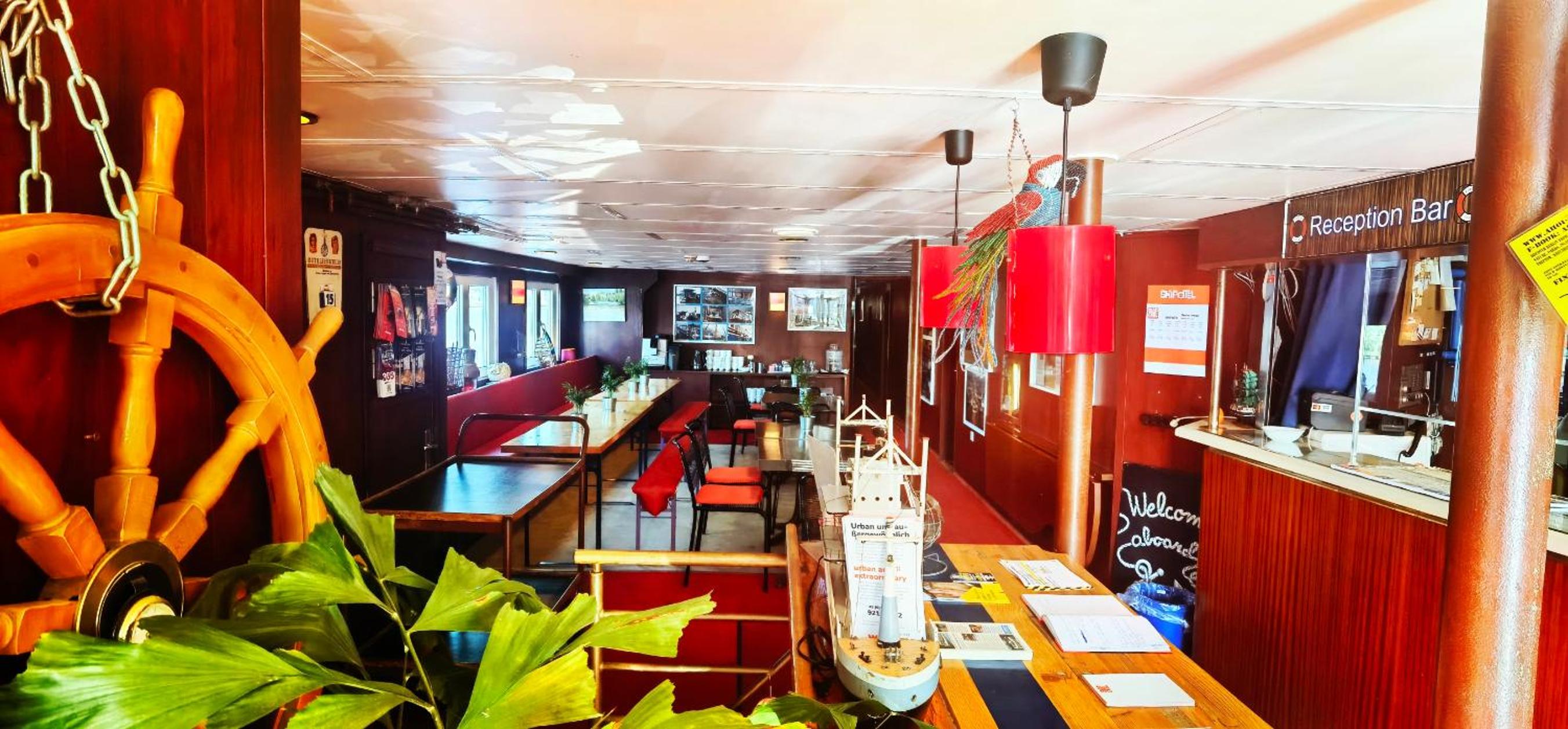 Eastern Comfort Hotel & Hostelboat 48/58