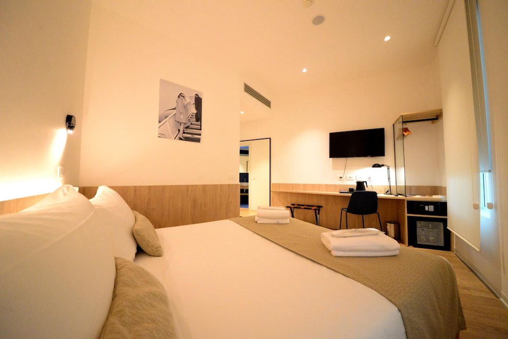 HelloSky Air Rooms & Lounge 12/35