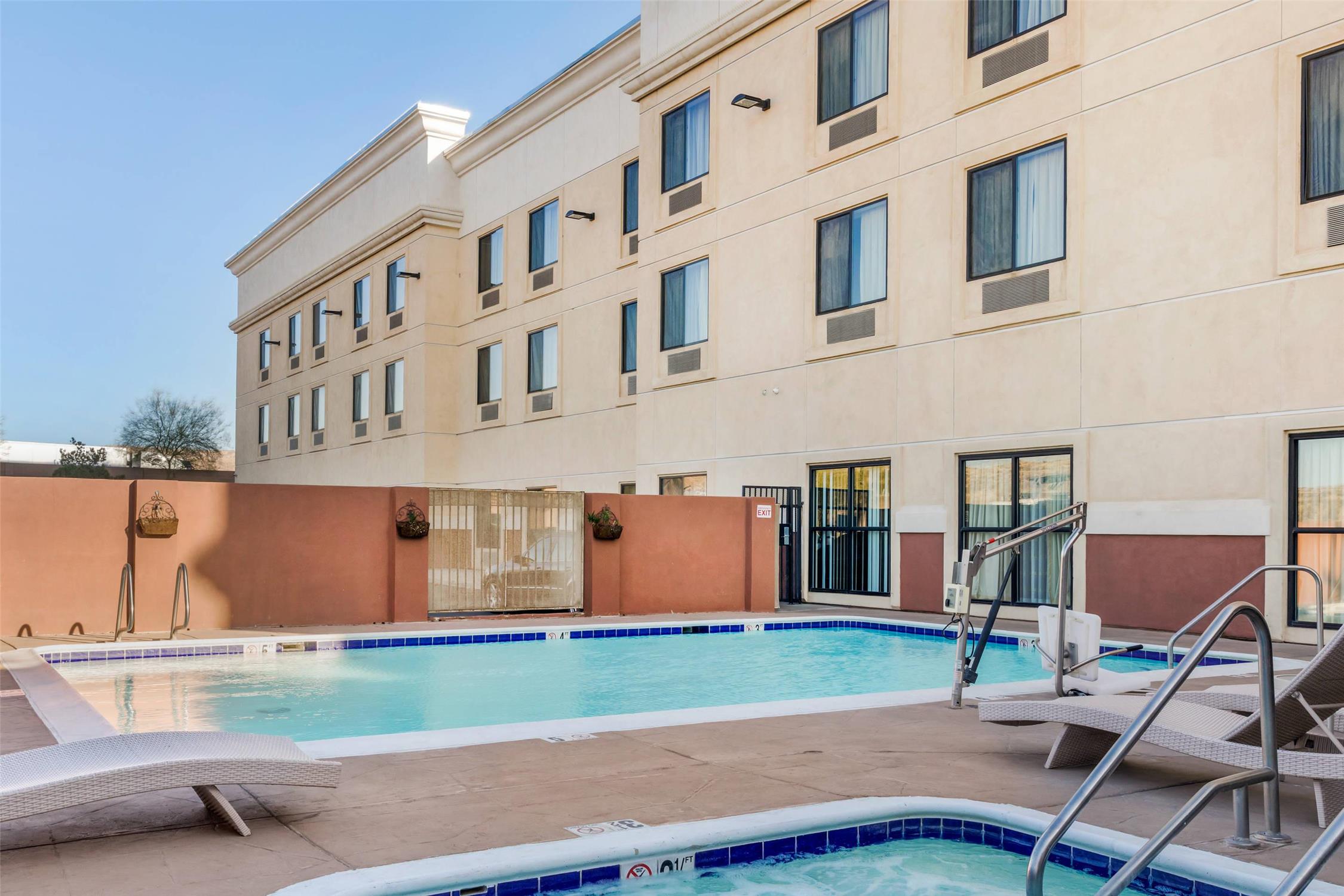 Comfort Suites Barstow Near I-15 6/51