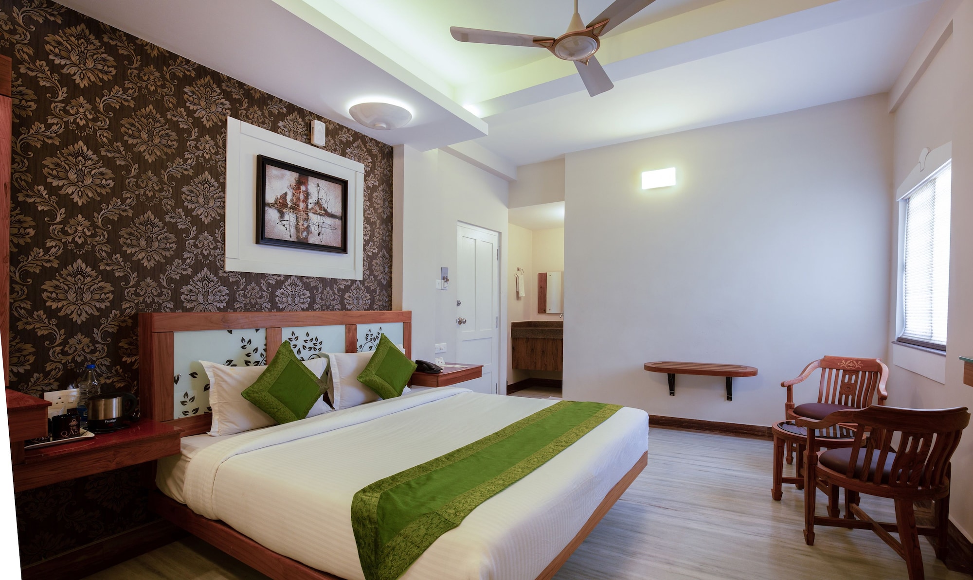 DELUXE, QUEEN BED