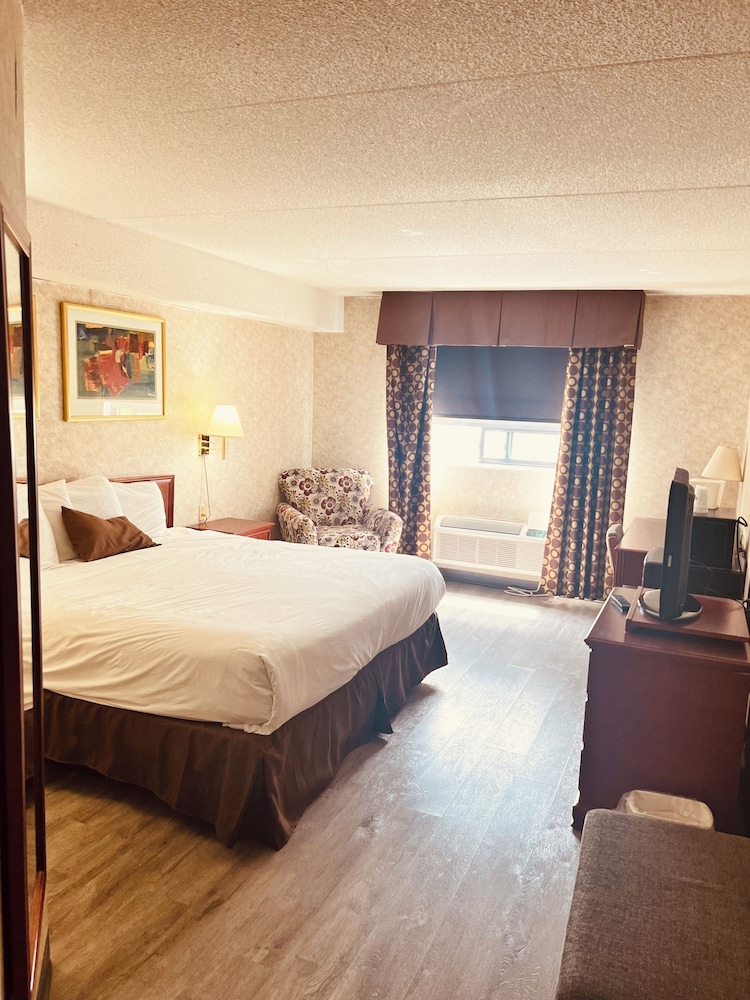 Lexington Inn & Suites Windsor 10/51