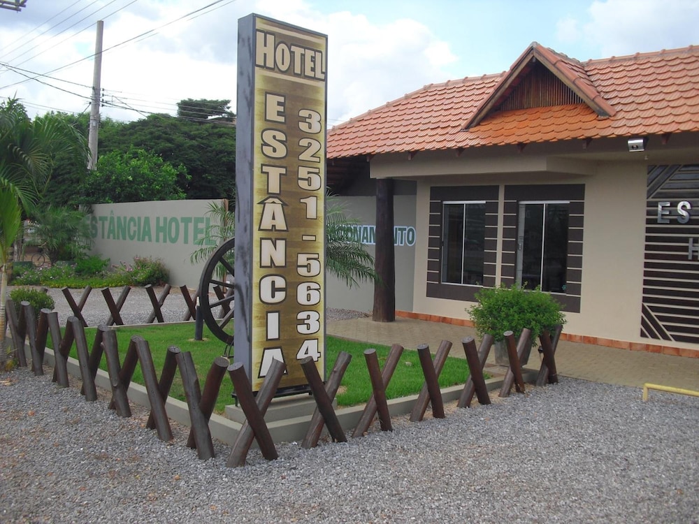 Estancia Hotel 52/57