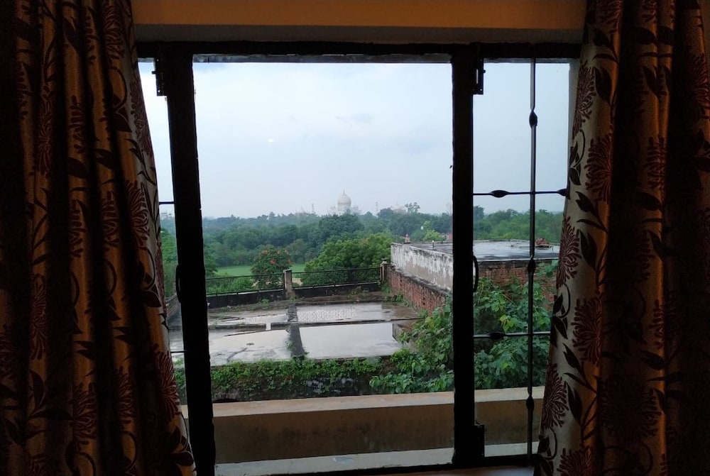 TAJ PLAZA HOTEL 28/51