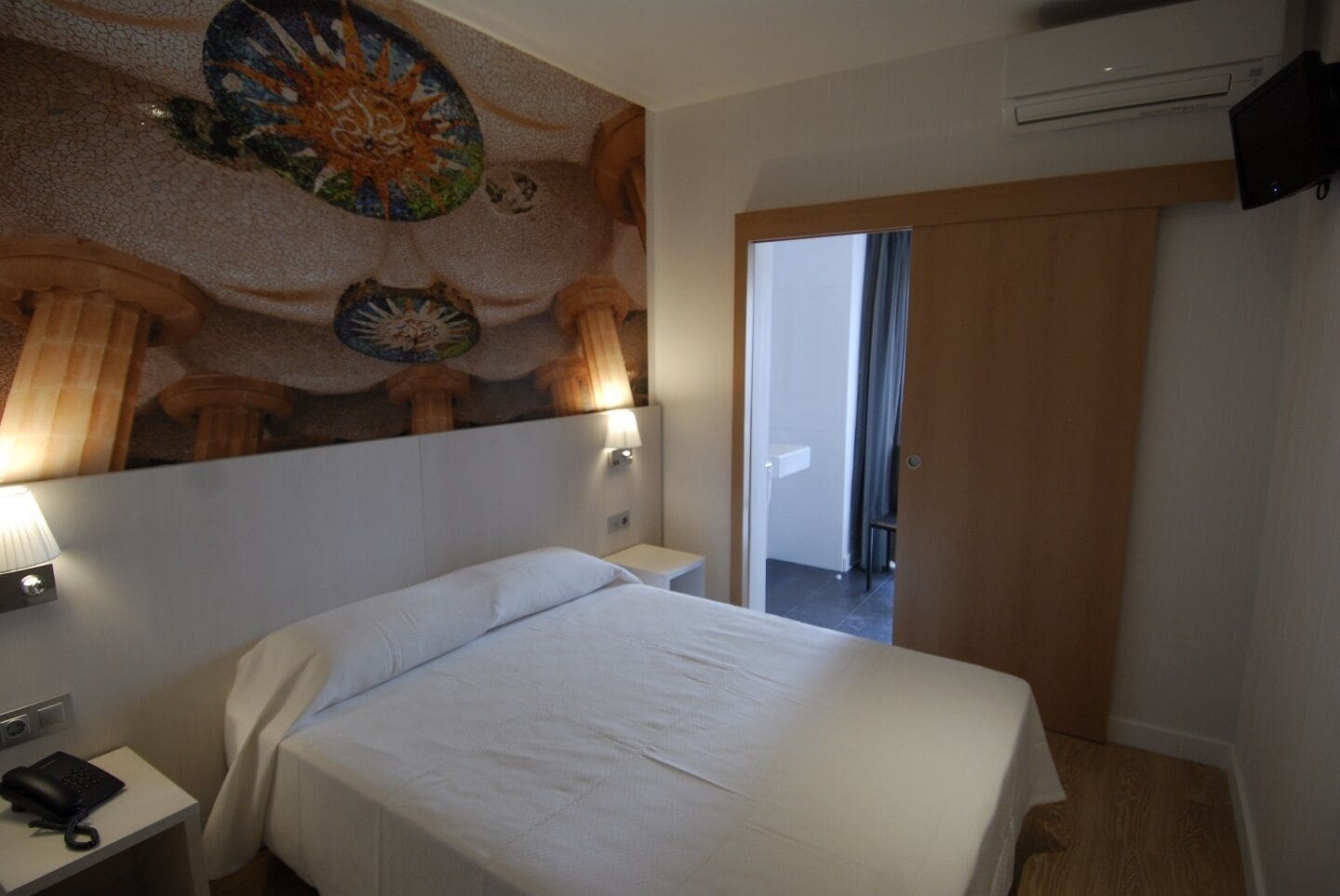 ROOM, SINGLE