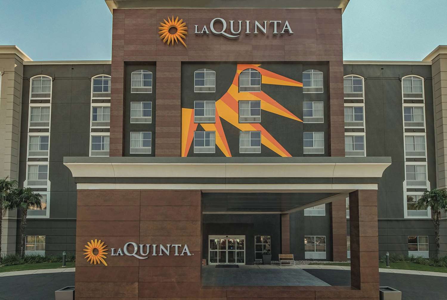 La Quinta Inn & Suites by Wyndham San Antonio Downtown 1/25