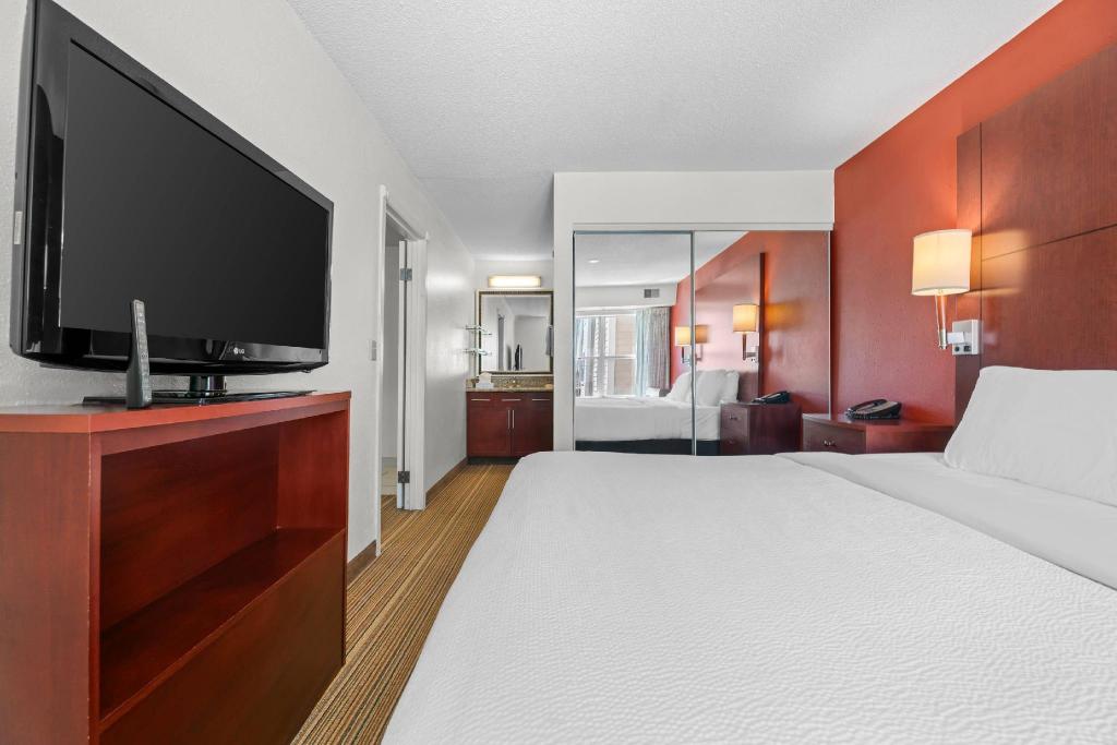 Efficiency, Suite, 2 King Beds, Accessible