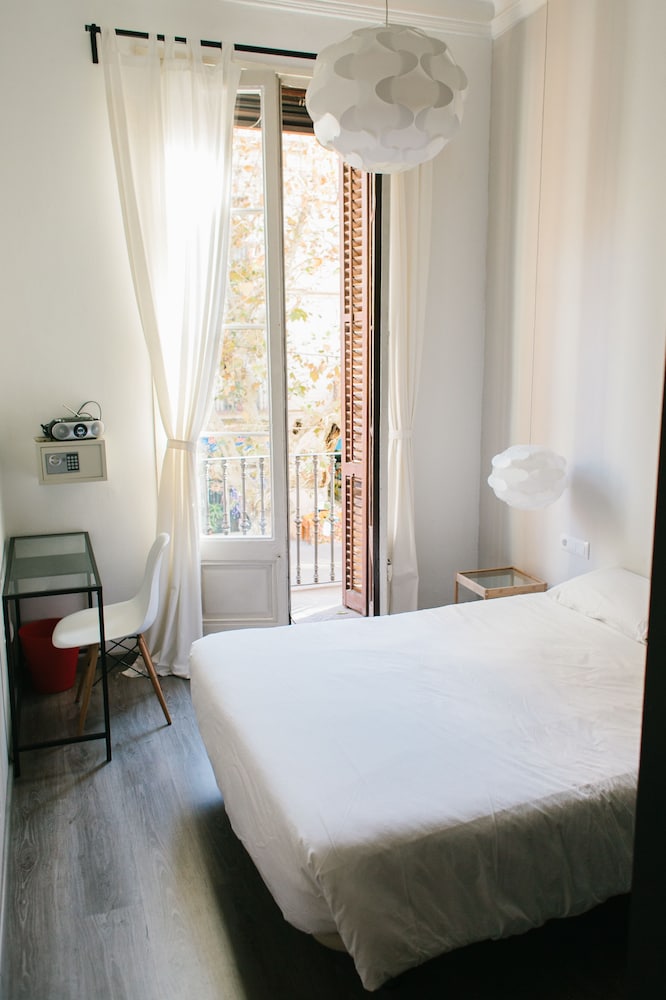 ROOM, DOUBLE BED